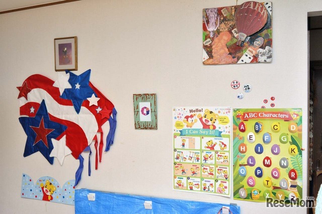 教室の壁には教材と、開校の際に家族から送られた旗が貼られている
