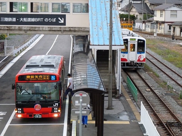 盛駅に乗り入れている鉄道3路線のうち、JR東日本の大船渡線は震災の影響で運休中。線路敷をバス専用道に改築して代行バスを走らせている。
