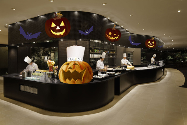 ハロウィンビュッフェ」を開催するオールデイダイニング リモネには巨大なジャック・オ・ランタンが登場!