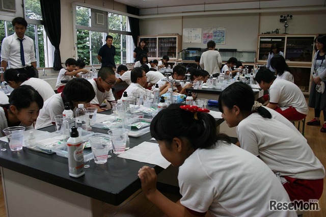 出張授業「驚きの“ナノ洗い”実験教室」 第5回 新潟県魚沼市立広神東小学校で行われたようす