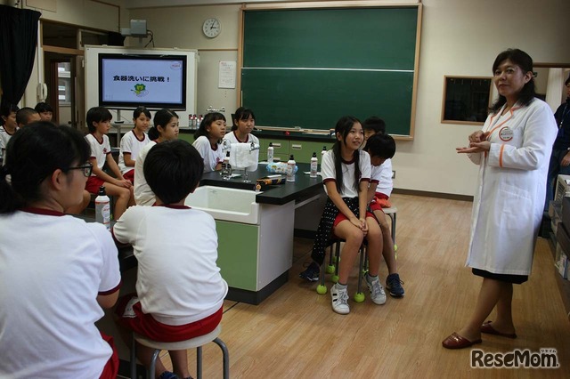 出張授業「驚きの“ナノ洗い”実験教室」 第5回 新潟県魚沼市立広神東小学校で行われたようす