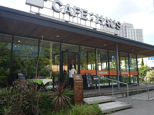 東京・豊洲の人気カフェ「CAFE;HAUS」が期間限定で「ル・クルーゼカフェ」としてオープン