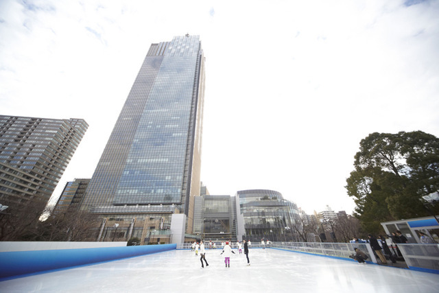 東京ミッドタウンでは都内最大級の大きさを誇る屋外アイススケートリンクをオープン