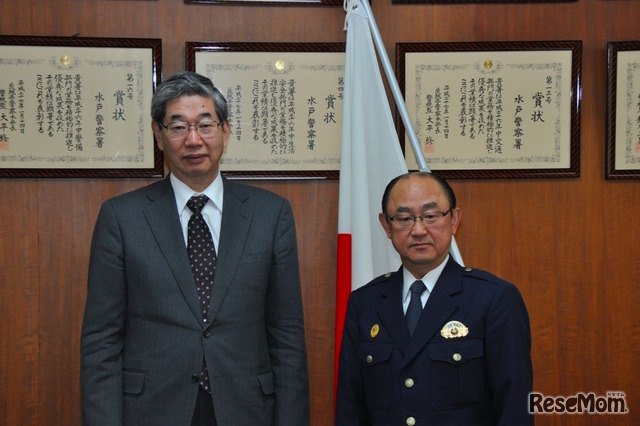 茨城大学の三村信男学長と水戸警察署の上原眞佐樹署長