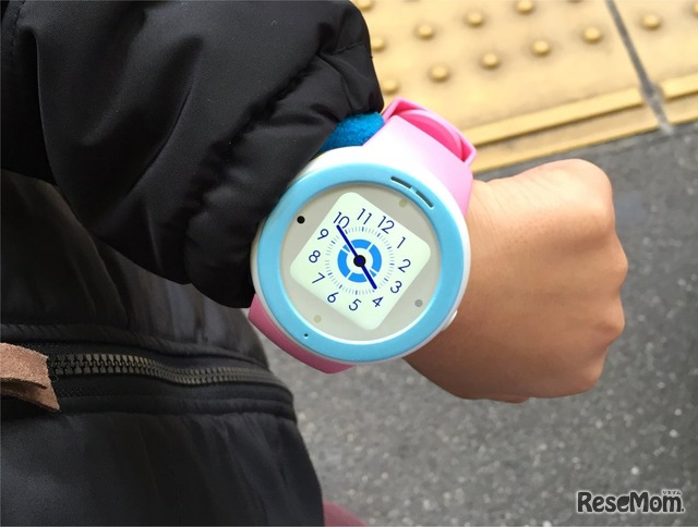 auの「mamorino watch」。小学1年生がつけるとこのぐらいの大きさに。