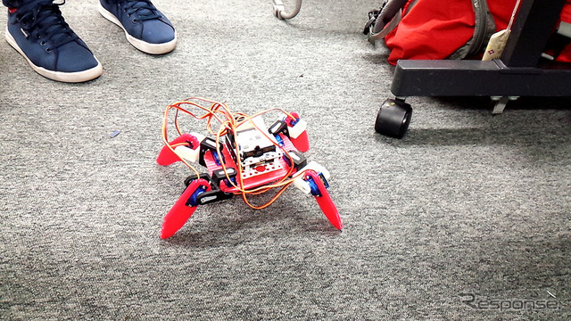 埼玉大学サテライトキャンパスで行われた「STEM Camp 2016」(3月31日)。子どもたちが4脚ロボットの製作に挑戦した