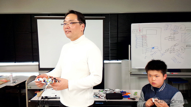 埼玉大学STEM教育研究センターの統括で、今回の4脚ロボット教材を開発した野村泰朗准教授
