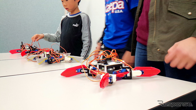 埼玉大学サテライトキャンパスで行われた「STEM Camp 2016」（3月31日）。子どもたちが4脚ロボットの製作に挑戦した