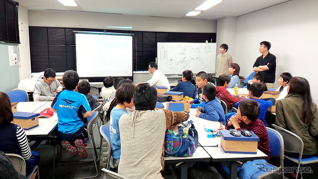 埼玉大学サテライトキャンパスで行われた「STEM Camp 2016」（3月31日）。子どもたちが4脚ロボットの製作に挑戦した