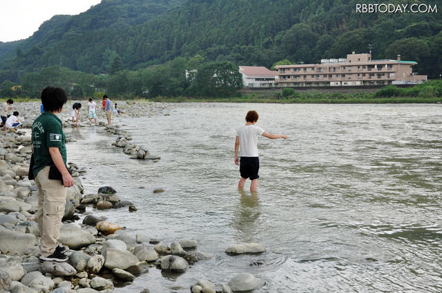 河辺では、遊びにきた人々が、石影に隠れた生物や河辺の生き物などを捕ったり、観察している様子も見られた