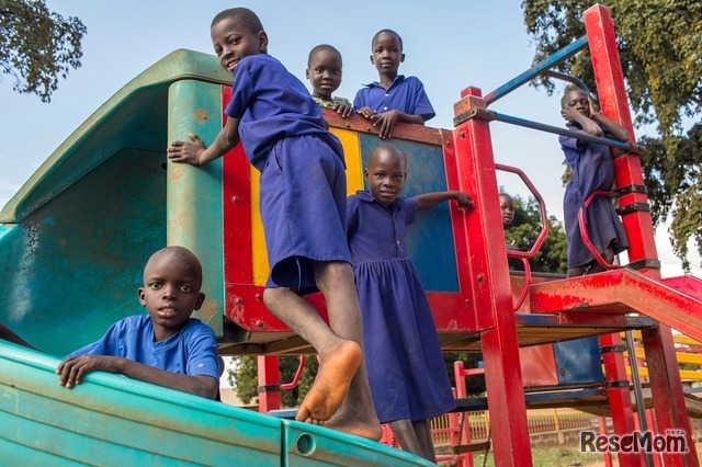 ECDセンターで遊ぶウガンダの子どもたち (c) UNICEF_UN03310_Ose