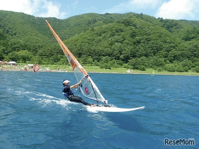 ウインドサーフィン（イメージ）