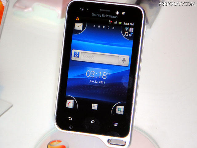 合わせて発表された「Xperia active」（CommunicAsia 2011）