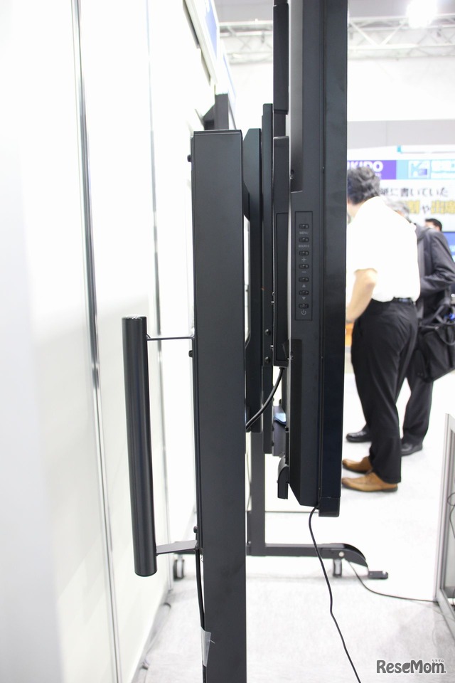 タッチパネル65型電子黒板　横からみたようす　薄さも特徴のひとつ　5月18日から東京ビッグサイトで行われているEDIXで展示中
