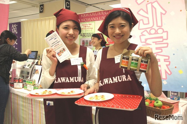 2015年に実施された第8回のようす　川村学園女子大学　学生が企画、開発したジャムを販売