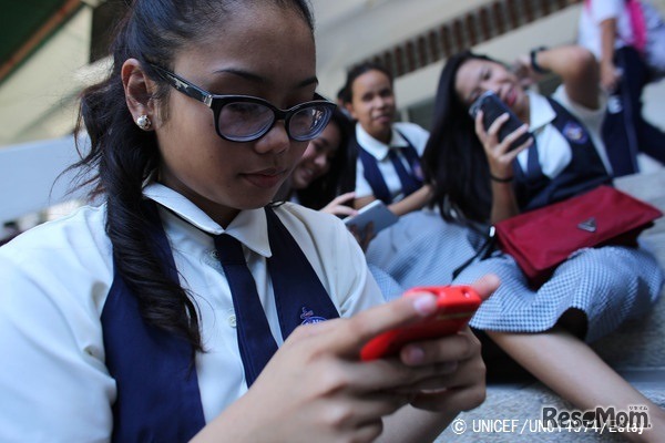 授業後に携帯電話を使う16歳の少女(フィリピン) (c) UNICEF_UN014974_Estey