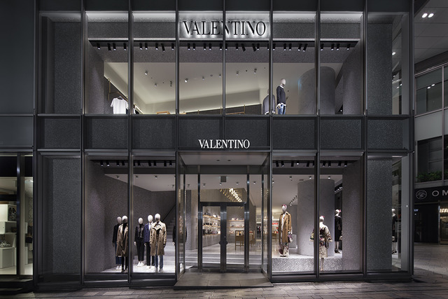 ヴァレンティノが都内初の旗艦店を表参道にオープン