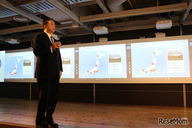 ICT・IoTを活用した教育環境例のデモンストレーションを行う大久保氏。IoTを搭載した百葉箱のデータ活用授業の一場面を再現