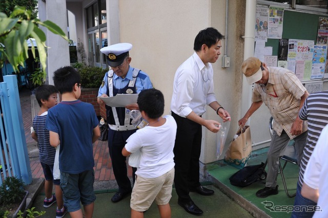 運転免許本部の職員がラジオ体操の会場で“出前”声かけ（30日・文京区）