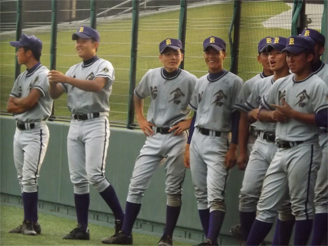 最終回の追い上げに盛り上がる片倉ベンチ