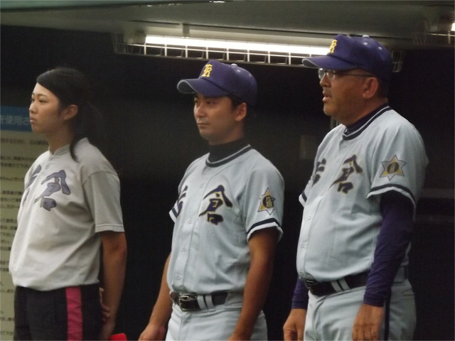 片倉・宮本監督(右端)、本城コーチ(中)と女子マネージャー