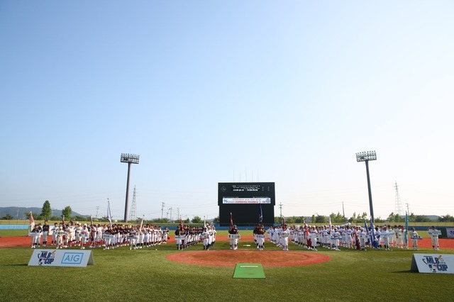 クロマティ、リトルリーグ野球に登場…子どもとMLB式ストレッチ実践