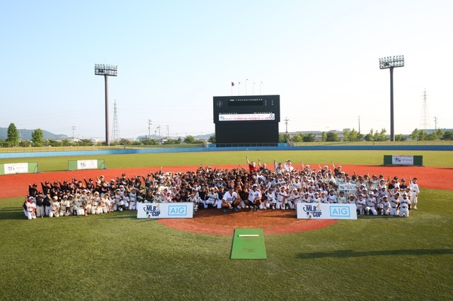 クロマティ、リトルリーグ野球に登場…子どもとMLB式ストレッチ実践