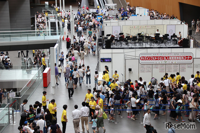 8月16日（火）午前9時50分時点のようす　当日整理券を並ぶ列がたえない