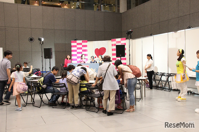 TOKYO FMによる「ラジオ番組を作ろう！TOKYO FMサマースクール」　ディスクジョッキー（DJ）に挑戦する子どもたちの姿が見られた