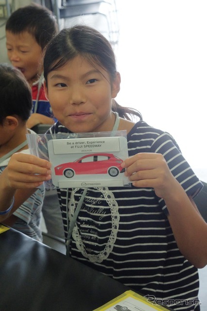 「整備・塗装職業体験」と「モノづくり体験」に参加する子どもたち（Be a driver. Experience at FUJI SPEEDWAY）