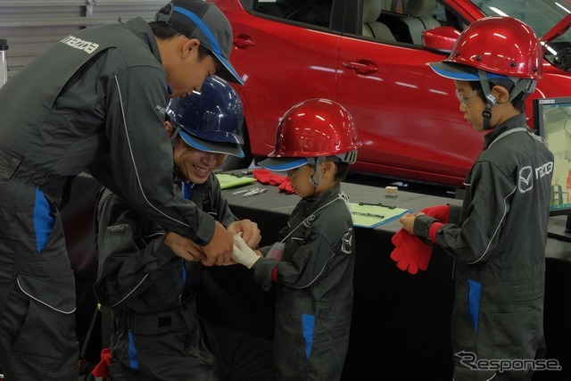 「整備・塗装職業体験」と「モノづくり体験」に参加する子どもたち（Be a driver. Experience at FUJI SPEEDWAY）