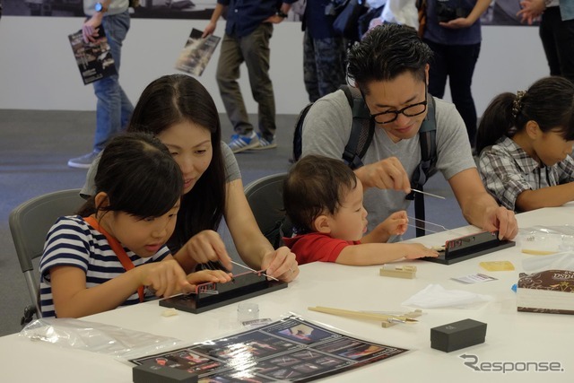 「整備・塗装職業体験」と「モノづくり体験」に参加する子どもたち（Be a driver. Experience at FUJI SPEEDWAY）