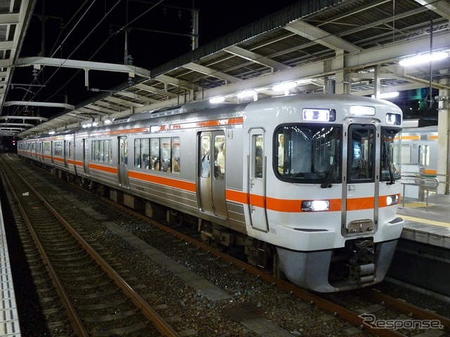 東海道本線も浜松～舞阪間で運転を見合わせる。