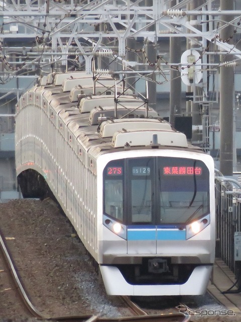 現在は東京メトロの05・07・15000系と東葉高速の2000系が相互直通運転で使われている。写真は東葉高速線を走る東京メトロ05系。