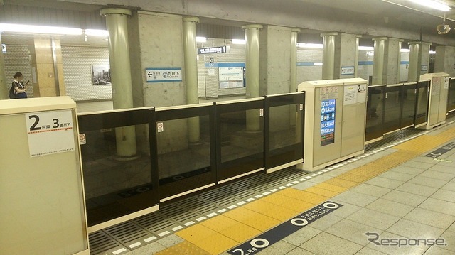 東京メトロは銀座線・東西線・半蔵門線のホームドア設置を前倒しする。写真は開口部の幅が広いタイプのホームドア。実証実験のため東西線九段下駅のホームに設置された。