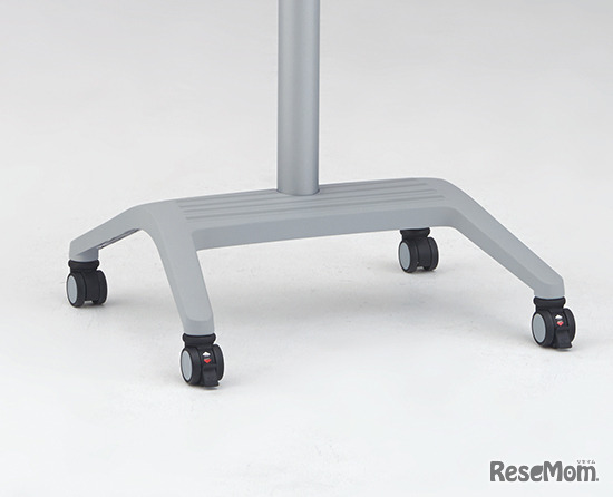 立ち姿勢サポートデスク「stafit（スタフィット）」　さまざまな足元の姿勢に対応できるよう、広いスペースを確保したデザインの脚部。キャスター付きのため移動もスムーズだ