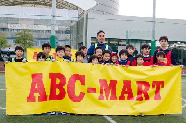 ABC-MARTアンバサダーの長友佑都、サッカークリニックで小学生とミニゲーム（2016年12月26日）