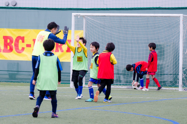 ABC-MARTアンバサダーの長友佑都、サッカークリニックで小学生とミニゲーム（2016年12月26日）