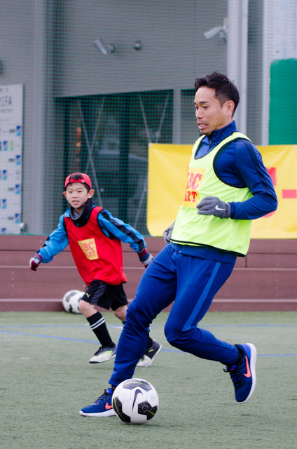 ABC-MARTアンバサダーの長友佑都、サッカークリニックで小学生とミニゲーム（2016年12月26日）