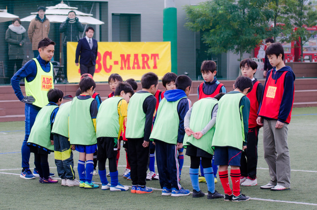 ABC-MARTアンバサダーの長友佑都、サッカークリニックで小学生とミニゲーム（2016年12月26日）