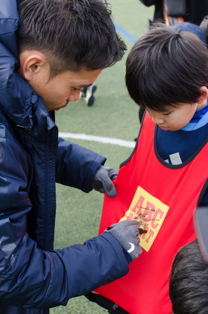 ABC-MARTアンバサダーの長友佑都、サッカークリニックで小学生とミニゲーム（2016年12月26日）