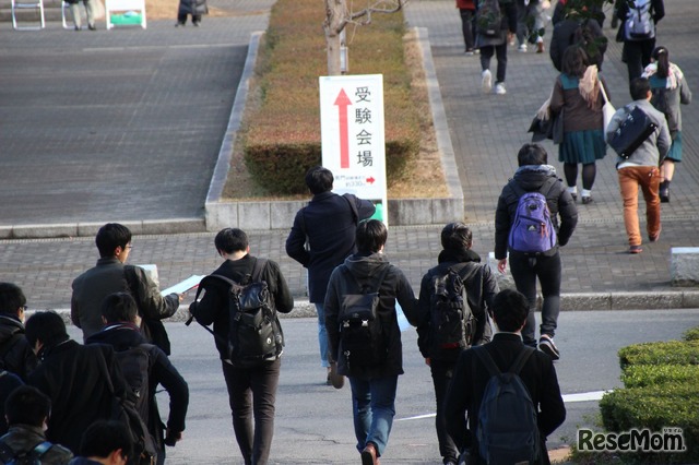 千葉県千葉大学西千葉地区試験場の正門をくぐり、受験教室へ向かう受験生たち
