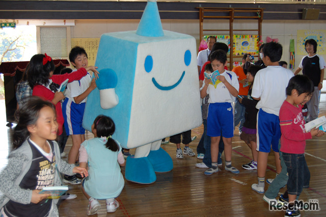 南三陸町・戸倉小学校の子どもたちとちょボット