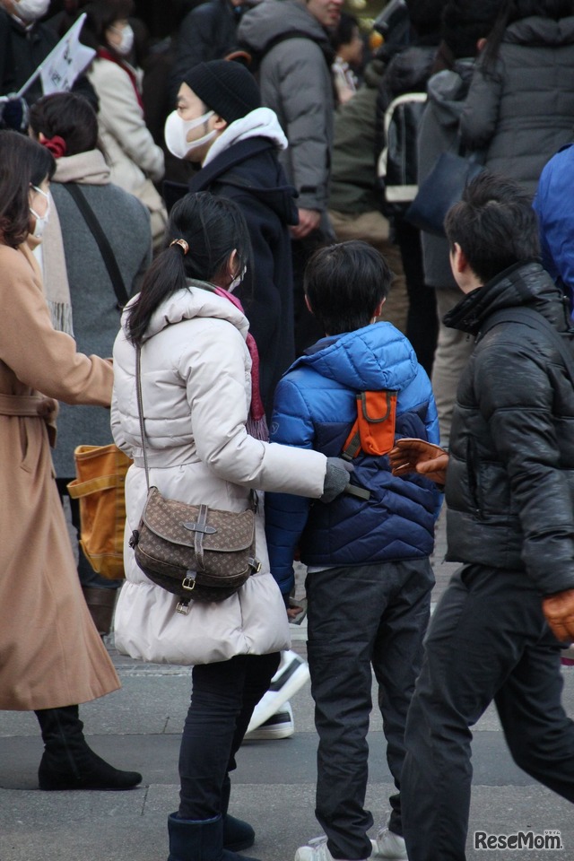 会場には親子で訪れる姿が多く見られた　2017年2月1日　開成中学校のようす