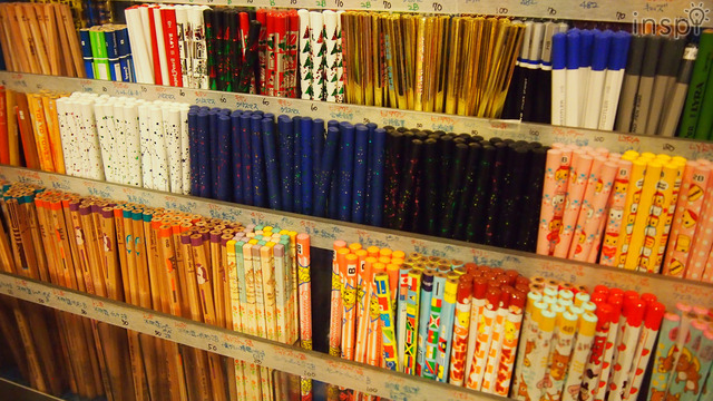 創業のきっかけになった鉛筆がいまもたくさん並んでいるのが象徴的。