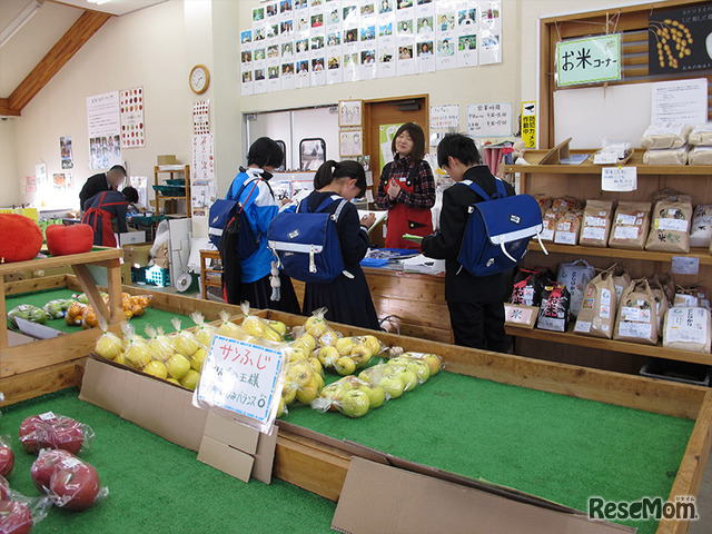 長野県飯綱町の中学生が、地域産業振興支援サービス「しごとしらべ」を利用し、取材するようす