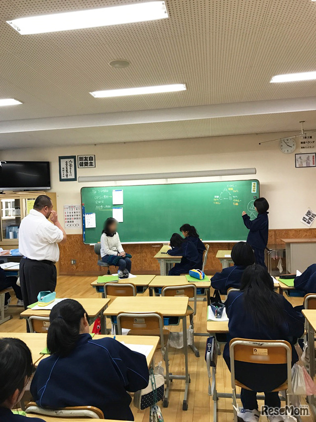 長野県飯綱町の中学生が、地域産業振興支援サービス「しごとしらべ」を利用し、取材するようす