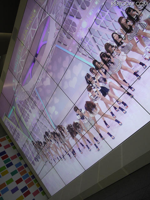 AKB48が出演するNHKの歌番組「MUSIC JAPAN」のスタジオ収録現場風景を上映