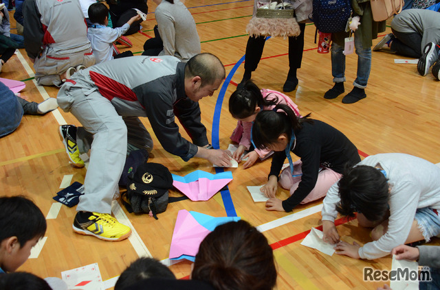 JAL折り紙ヒコーキ教室のようす　2017年度からは「折り紙ヒコーキ大会」を展開する