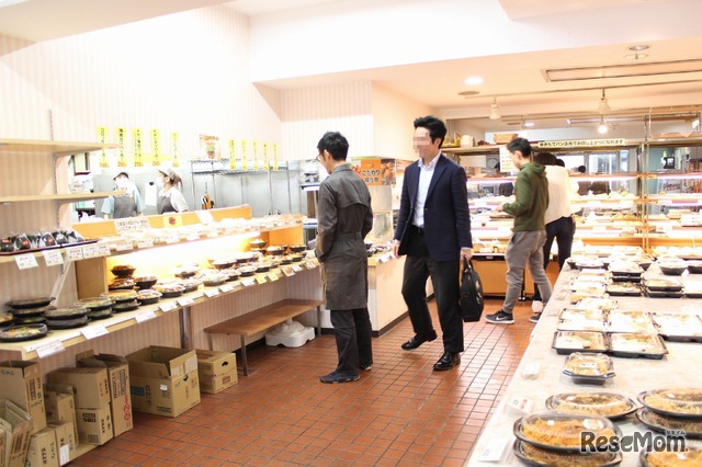 金沢八景キャンパス2号館1階のパン屋・カフェ「ミッキー」。毎日30種類のパンが並ぶほか、丼物やスパゲッティ、お弁当も揃う。バーガー類はイートインのほか、テイクアウトもできる
